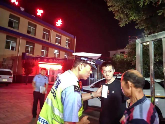 人在应急车道徘徊上前一查看还是一名聋哑人！PG麻将胡了2试玩渭南：交警巡逻时发现有(图3)