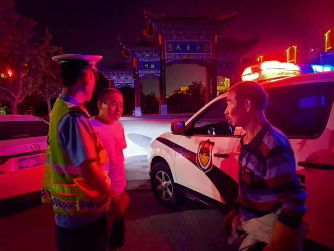 人在应急车道徘徊上前一查看还是一名聋哑人！PG麻将胡了2试玩渭南：交警巡逻时发现有(图2)