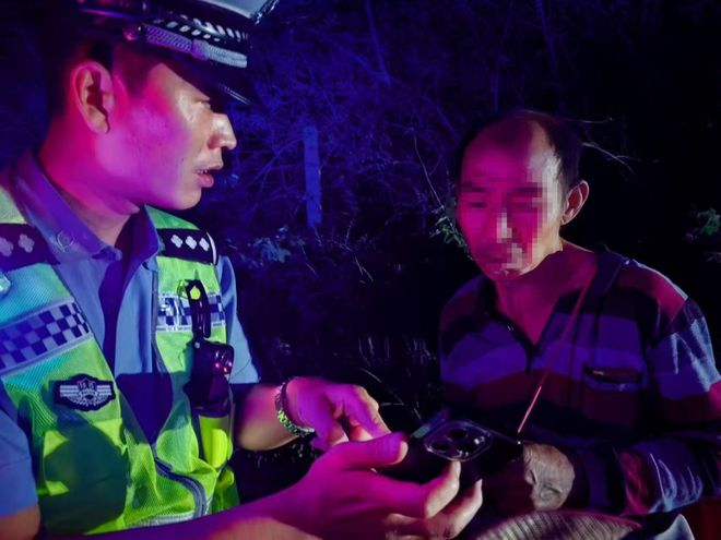 人在应急车道徘徊上前一查看还是一名聋哑人！PG麻将胡了2试玩渭南：交警巡逻时发现