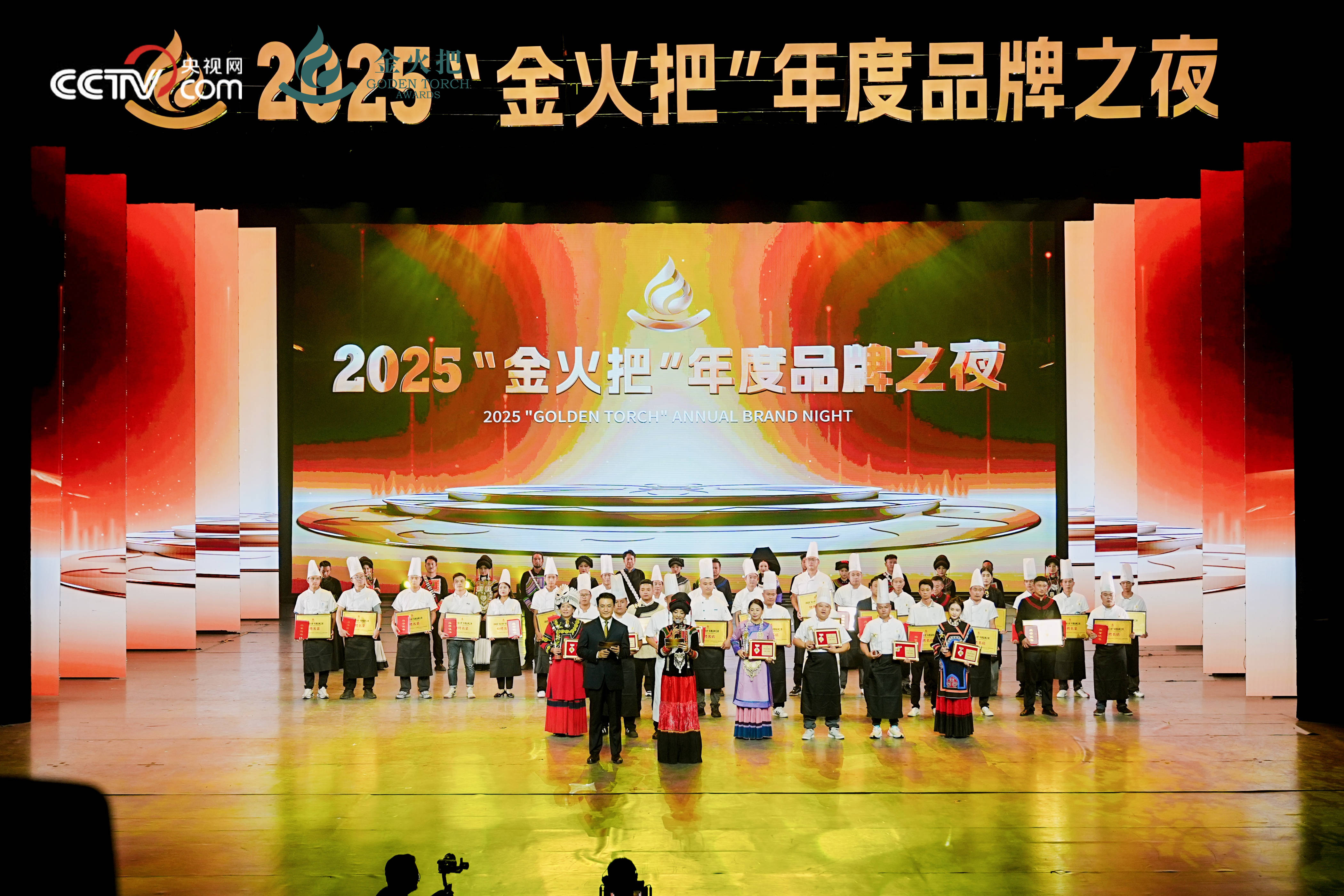 金火把”大赛开烤金宫匠心调味让西昌烧烤香飘全场麻将胡了app西昌火把节+烧烤双热！2025“(图5)