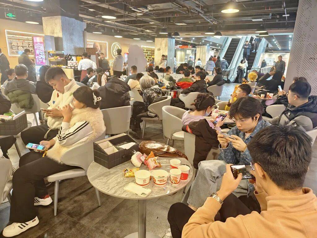 了《三角洲行动》为什么能成为春节顶流麻将胡了2试玩吃了一顿海底捞我理解(图9)